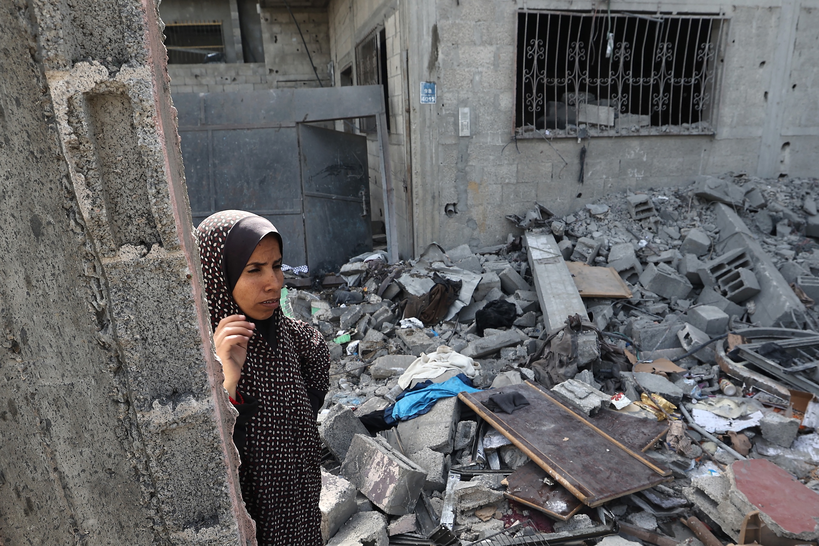 A Palestinian woman reacts amidst the rubble of a building in an area targeted during Israeli strikes in Khan Yunis in the southern Gaza Strip, Apr. 2, 2025. (AFP)