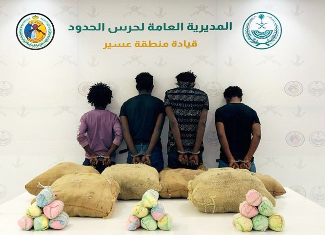 In Asir’s Al-Raboah sector, authorities arrested four Ethiopians for smuggling 120 kg of qat.(X: Border Guard)