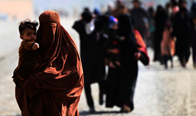 Afghan refugee families arrive on foot to cross the Pakistan-Afghanistan Torkham border on Nov. 2, 2023, following Pakistan's decision to expel people illegally staying in the country. (AFP/File Photo)