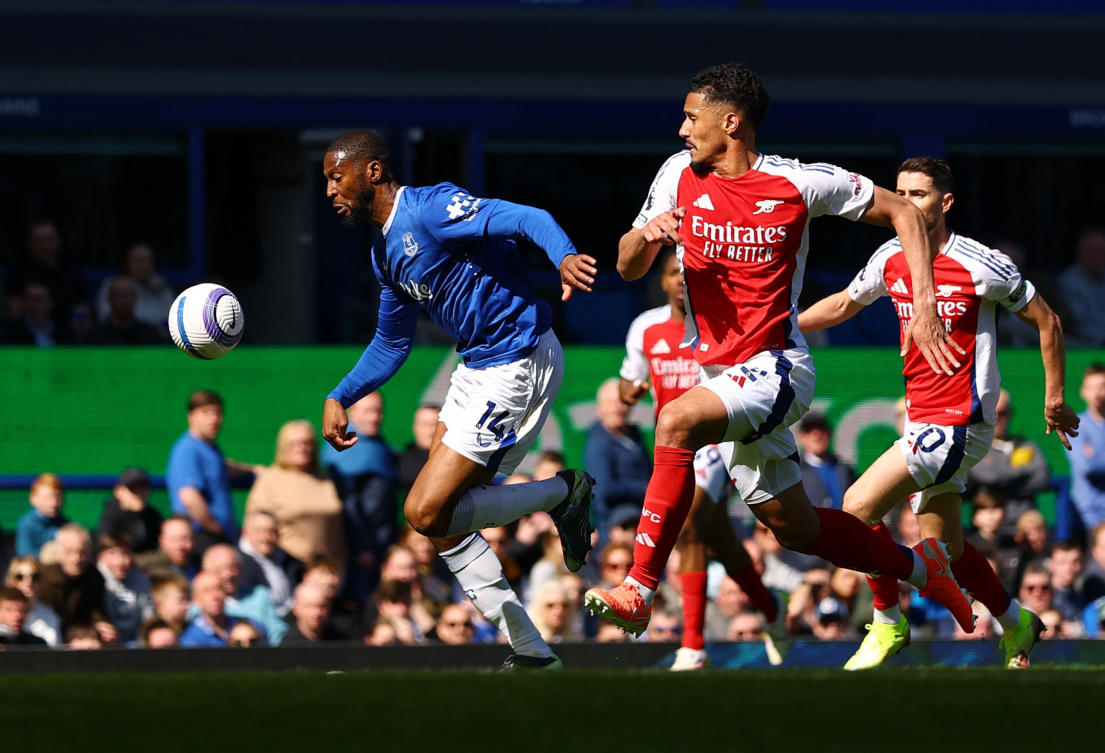 Everton’s Beto in action with Arsenal’s William Saliba during their English Premier League match at Goodison Park, Liverpool, Apr. 5, 2025. (Reuters)