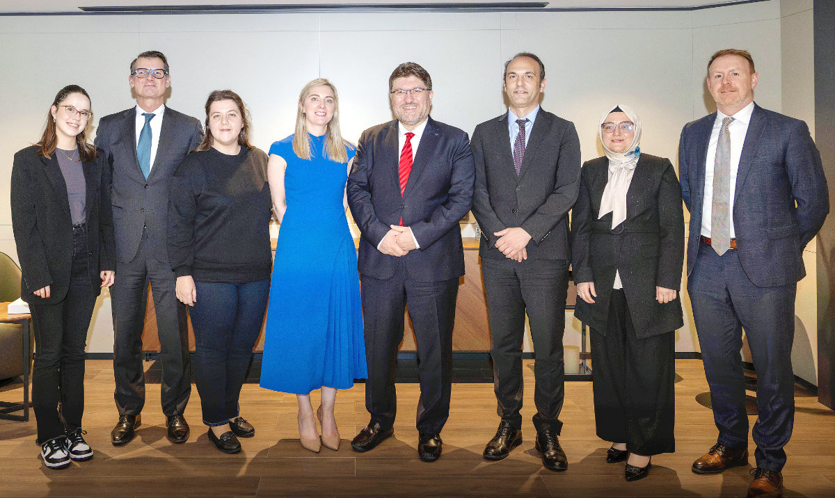 Senior officials at the signing of the agreement between AviLease and Turkish Airlines.