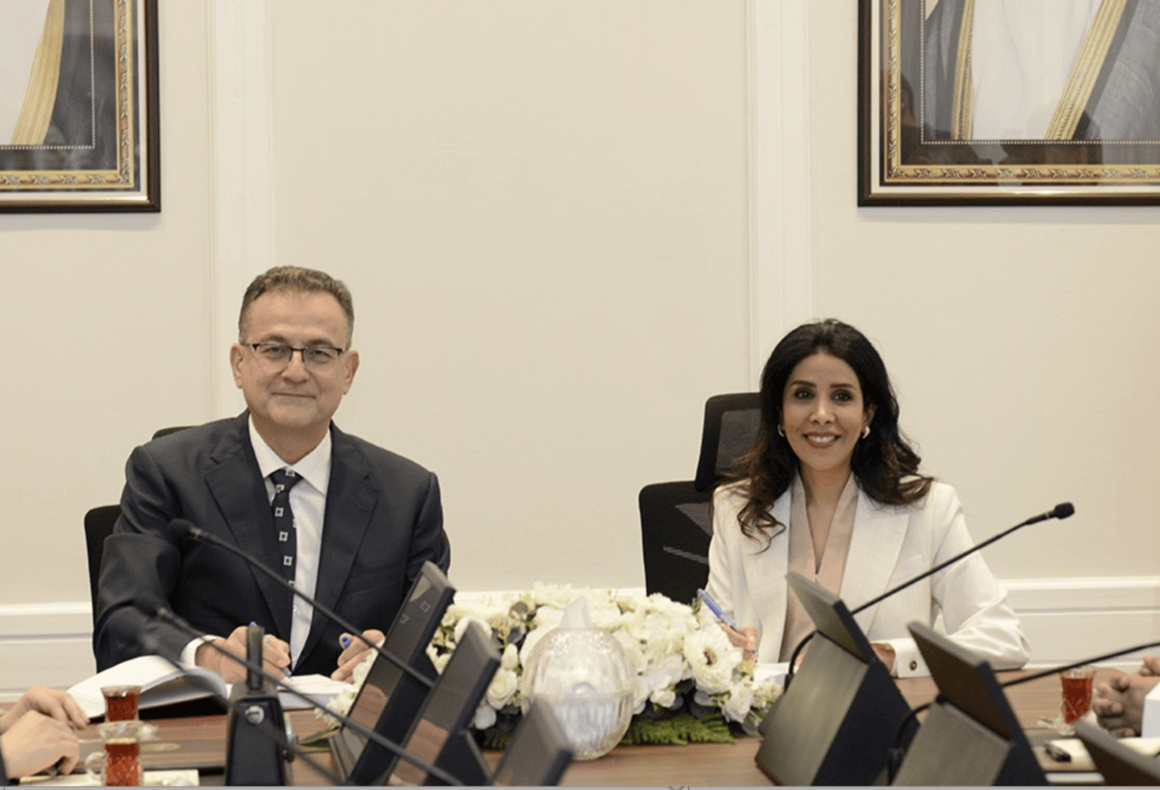 Kuwait’s Minister of Public Works signed a contract for the study and design of the railway project with Proyabi. KUNA