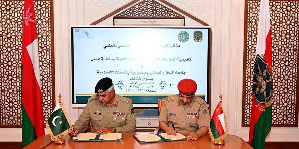 Maj. Gen. Hamid Ahmed Sakroon, chairman of Oman's Academy for Strategic and Defence Studies, and Lt. Gen. Babar Iftikhar, president of the National Defence University in Pakistan. (ONA)