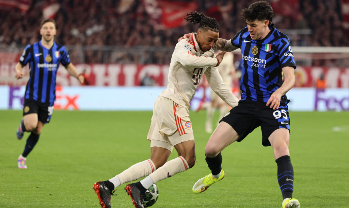 Bayern Munich's French midfielder #17 Michael Olise and Inter Milan's Italian defender #95 Alessandro Bastoni (R) vie for the ball during the UEFA Champions League first leg quarter-final football match between FC Bayern Munich and Inter Milan in Munich, southern Germany, on April 8, 2025. (AFP)