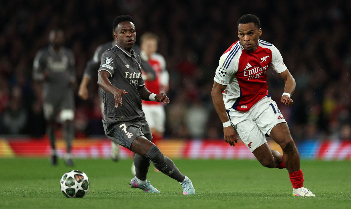 Arsenal's Dutch defender #12 Jurrien Timber battles for the ball with Real Madrid's Brazilian forward #07 Vinicius Junior during the UEFA Champions League Quarter final first leg football match between Arsenal and Real Madrid, at the Emirates Stadium, in London, on April 8, 2025. (AFP)