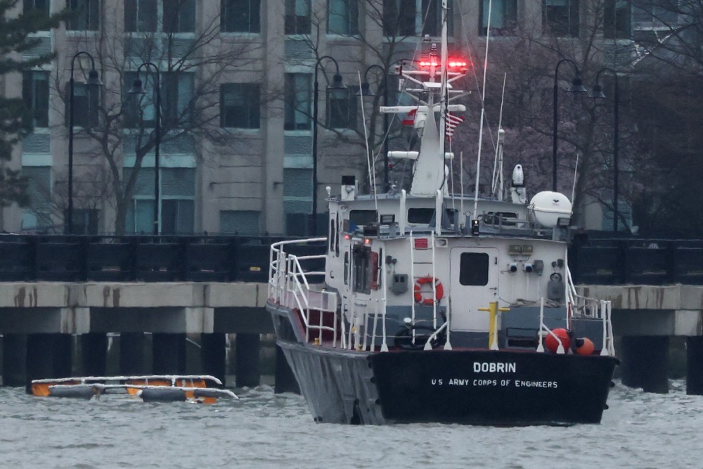 NYC sightseeing helicopter plunges into river, killing 6, including family of Spanish tourists