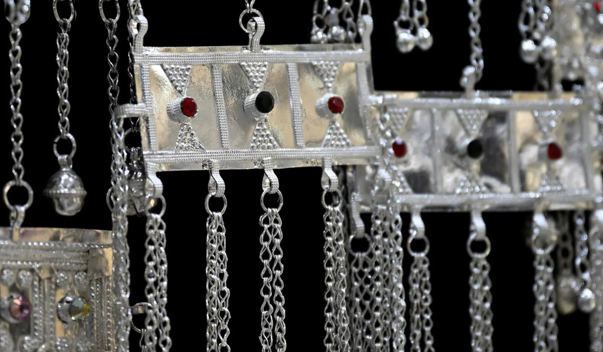 The craft of silver jewelry holds deep historical significance, and the designation of 2025 as the ‘Year of Handicrafts’ has renewed interest among young women and artisans, turning it into a fashion trend. (SPA)