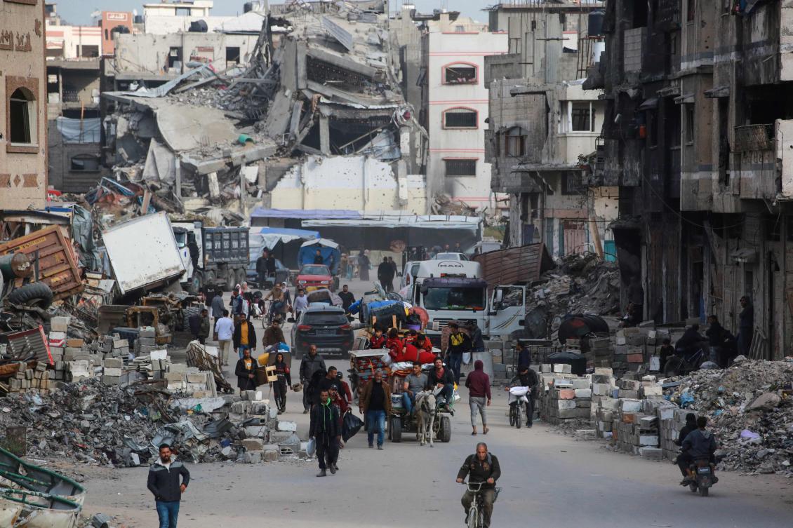Palestinians ferry their belongings as they arrive in Gaza City to flee neighbourhoods to the east of the city following Israeli evacuation orders on April 11, 2025.(AFP)