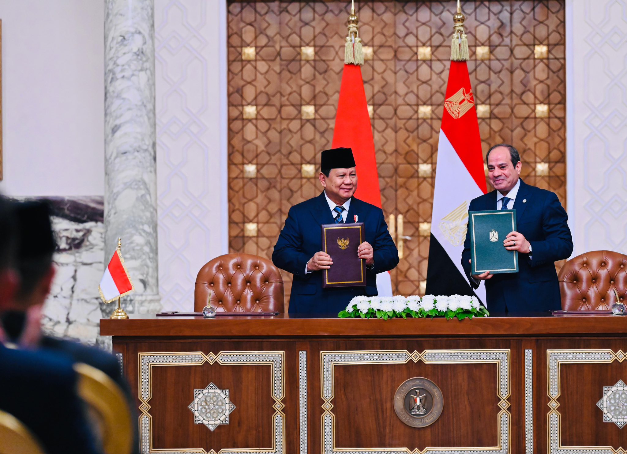 Indonesian President Prabowo Subianto, left, poses with a joint declaration of strategic partnership document with Egyptian President Abdel Fattah El-Sisi in Cairo on April 12, 2025. (Cabinet Secretariat)