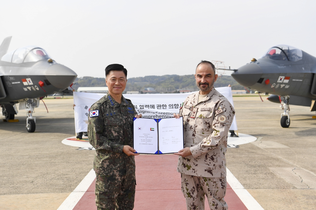 South Korean Air Force Chief of Staff Gen. Lee Young-soo, left, and Maj. Gen. Rashed Mohammed Al-Shamsi, commander of the UAE Air Force and Air Defense, sign a cooperation agreement at the Korea Aerospace Industries headquarters in Sacheon on April 16, 2025. (Republic of Korea Air Force)