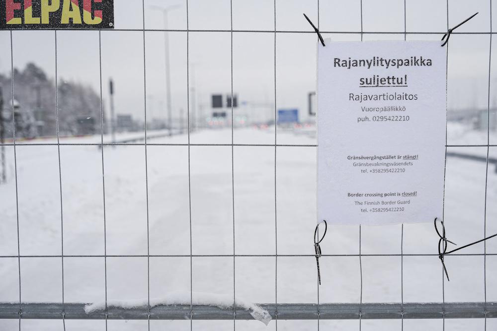 Above, a notice reading ‘Border crossing point is closed’ at the closed Vaalimaa border station between Finland and Russia on Dec. 7, 2023. (AFP file photo)