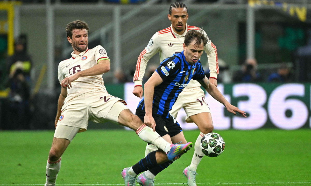 Bayern Munich's German forward #25 Thomas Mueller fights for the ball with Inter Milan's Italian midfielder #23 Nicolo Barella (R) during the UEFA Champions League quarter final second leg football match between Inter Milan and Bayern Munich at the San Siro stadium in Milan on April 16, 2025. (AFP)