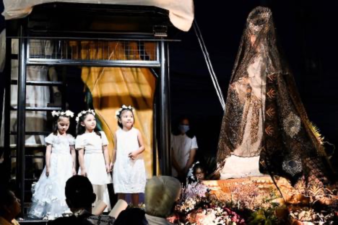 Children watch as the veiled statue of Virgin Mary arrives during an event marking the resurrection of Jesus Christ on Easter Sunday at St. Joseph the Worker Church in San Jose del Monte, Bulacan on April 9, 2023. (AFP)
