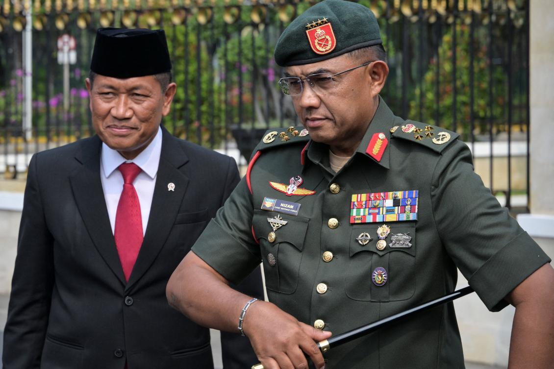 Indonesia's Deputy Minister of Defence Donny Ermawan Taufanto (L) welcomes Malaysia's Chief of Defence Forces Mohd Nizam upon his arrival for a meeting with Indonesia's Defence Minister Sjafrie Sjamsoeddin. (AFP)