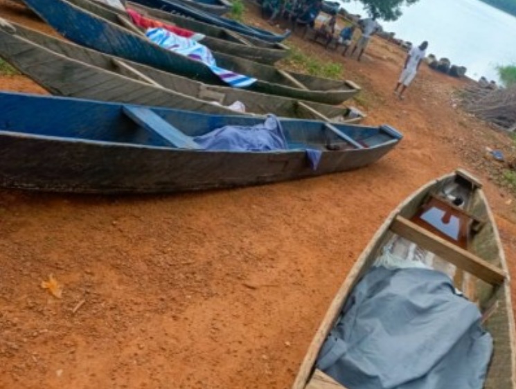 A boat overturned during a church outing for Easter on a lagoon near the city of Abidjan in Ivory Coast, killing 12 children and teenagers, a government minister told AFP Tuesday. (X/@Koaci)