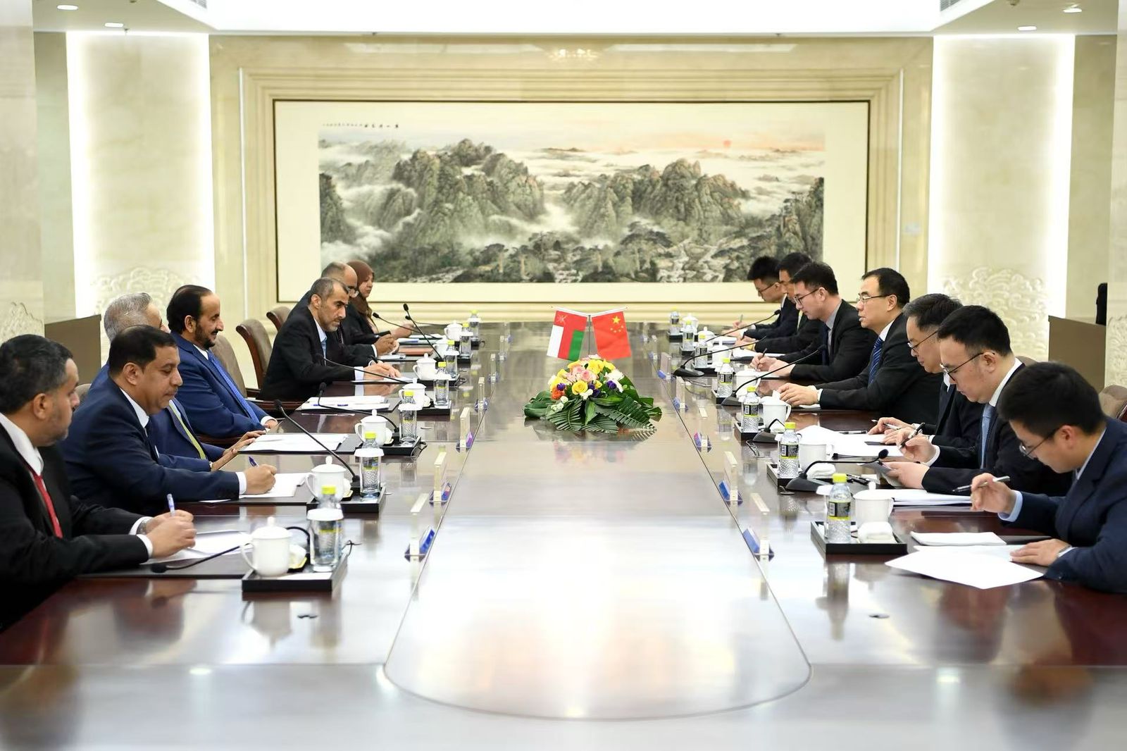 Khalifa Ali Al-Harthy, the undersecretary of the Omani foreign ministry for political affairs, and Liu Bin, the Chinese assistant minister of foreign affairs, led their respective delegations. (ONA)