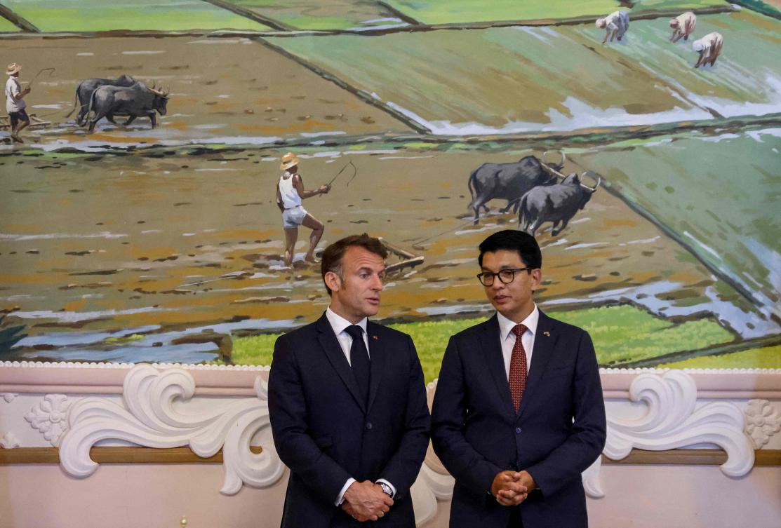 France's President Emmanuel Macron speaks with Madagascar's President Andry Rajoelina at the Presidential Palace in Antananarivo, Apr. 23, 2025. (AFP)