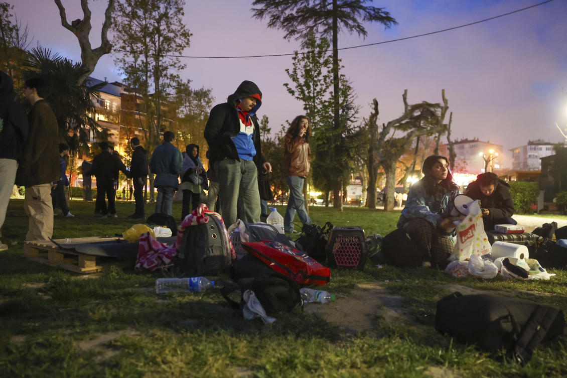 In fear of a stronger earthquake that could demolish homes, Turkish residents sought refuge by sleeping in their cars or setting up tents in parks and other open spaces. (Dia photo via AP)