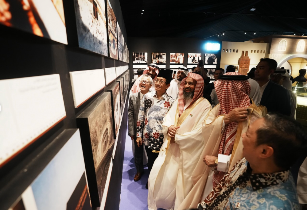 Indonesia’s Religious Affairs Minister Nasaruddin Umar and Saudi Arabia's Islamic Affairs Undersecretary Dr. Awwad bin Sabti Al-Anzi view the Jusoor exhibit, Jakarta, Apr. 24, 2025. (MoRA)