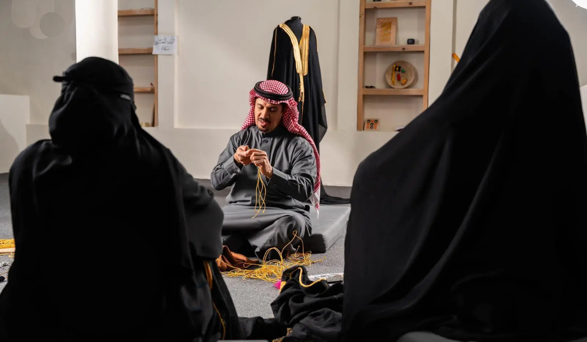 Participants will learn the fundamentals of the craft, including its history, tools, techniques, embroidery, sewing, and the traditional textile industry. (SPA)