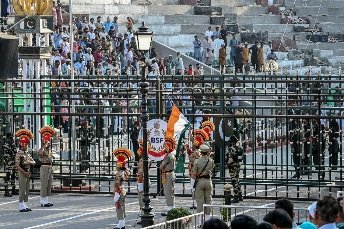 Indian Border Security Force personnel (brown) and Pakistani Rangers (black) take part in the beating retreat ceremony (File/AFP)
