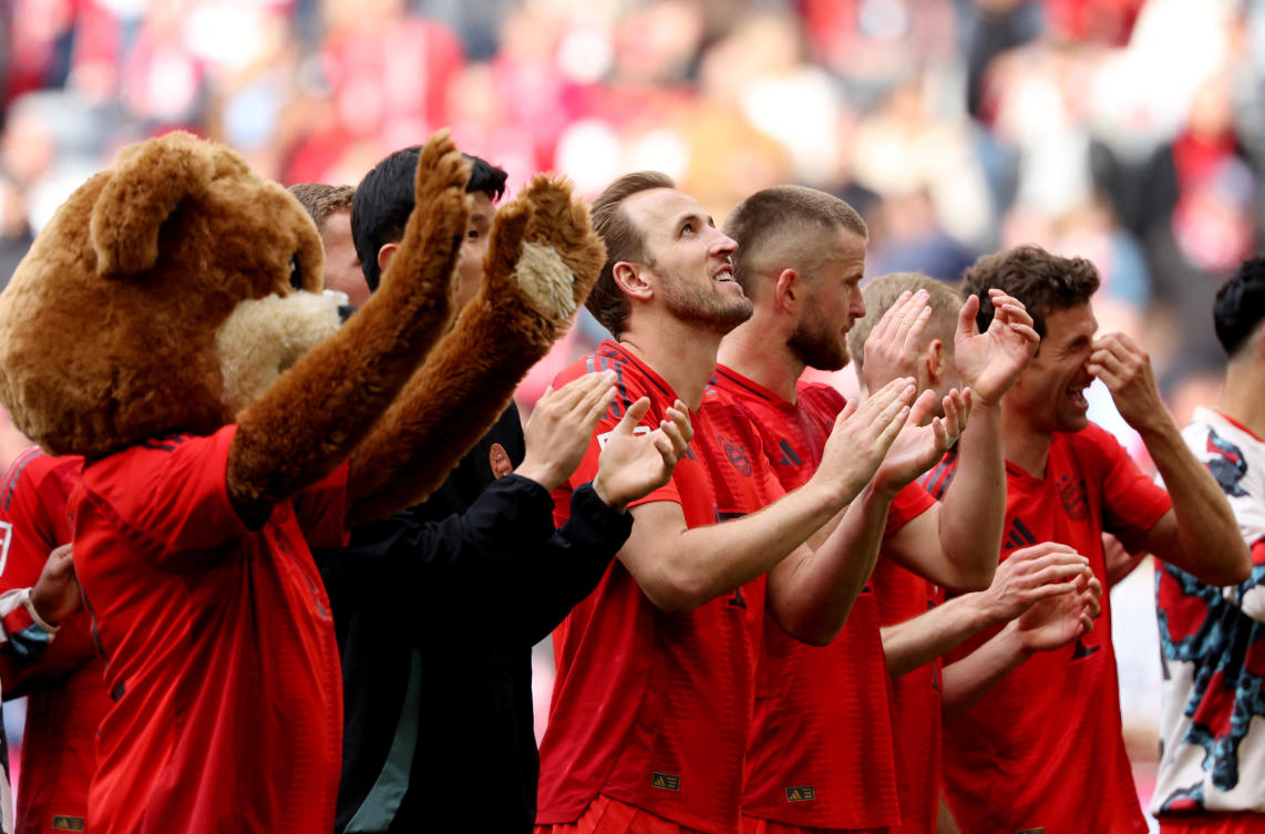 Bayern Munich’s Harry Kane celebrates with fans after their Bundesliga match against FSV Mainz 05 at Allianz Arena, Munich, Apr. 26, 2025. (Reuters)