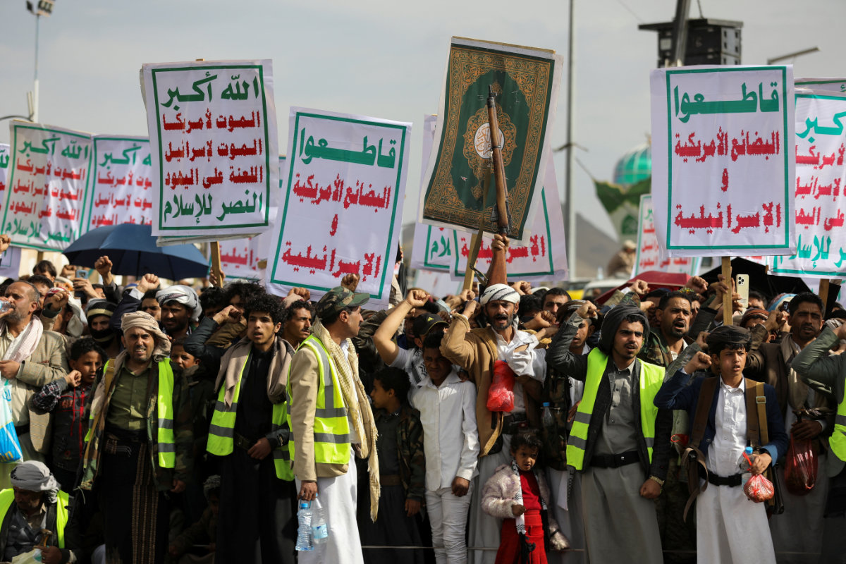 Protesters, predominantly supporters of the Houthi movement, rally in Sanaa, Yemen, on April 25, 2025, to demonstrate solidarity with Palestinians, vowing that US airstrikes would not deter their support. (REUTERS)