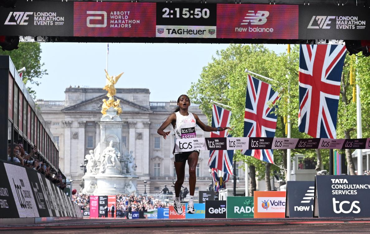 Tigst Assefa of Ethiopia secured her first London Marathon title after pulling away from Joyciline Jepkosgei near the end. (AFP)