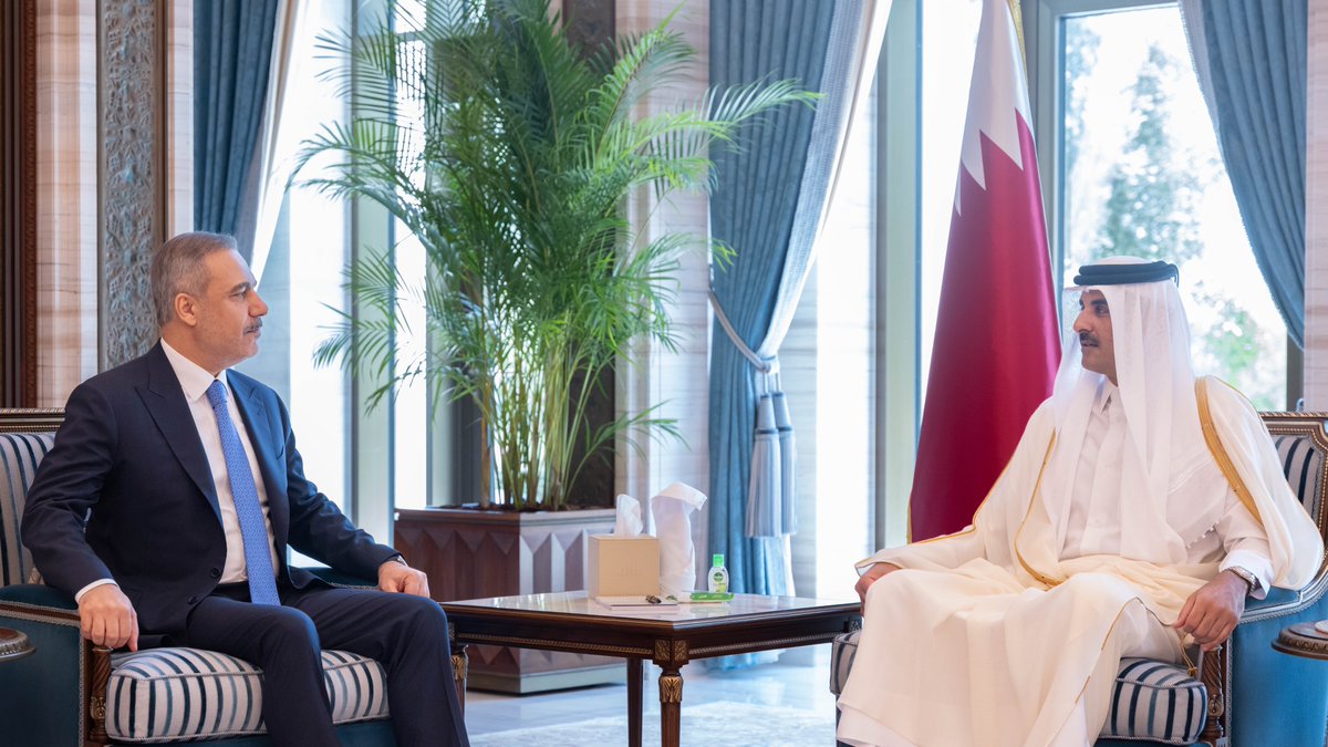 Emir of Qatar Sheikh Tamim bin Hamad Al-Thani and the Turkish Minister of Foreign Affairs Hakan Fidan. (QNA)