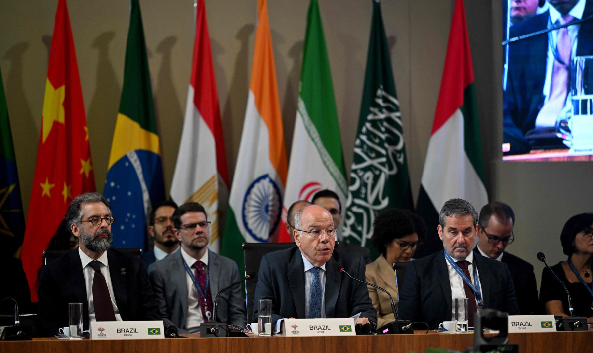Brazil's Foreign Minister Mauro Vieira (C) speaks during the first meeting of BRICS Foreign Ministers in Rio de Janeiro, Brazil, on April 28, 2025. Senior diplomats from BRICS countries met on Monday in Brazil to present a united front in the face of threats emerging from US President Donald Trump's aggressive trade policies. (AFP)