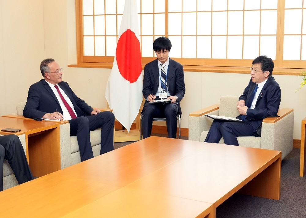 Dr. Ahmed Ghoneim, CEO of the Grand Egyptian Museum in Cairo, paid a courtesy call on Parliamentary Vice-Minister for Foreign Affairs Matsumoto Hisashi to thank the Japanese government for its cooperation in financing the museum. (ANJ Photo)