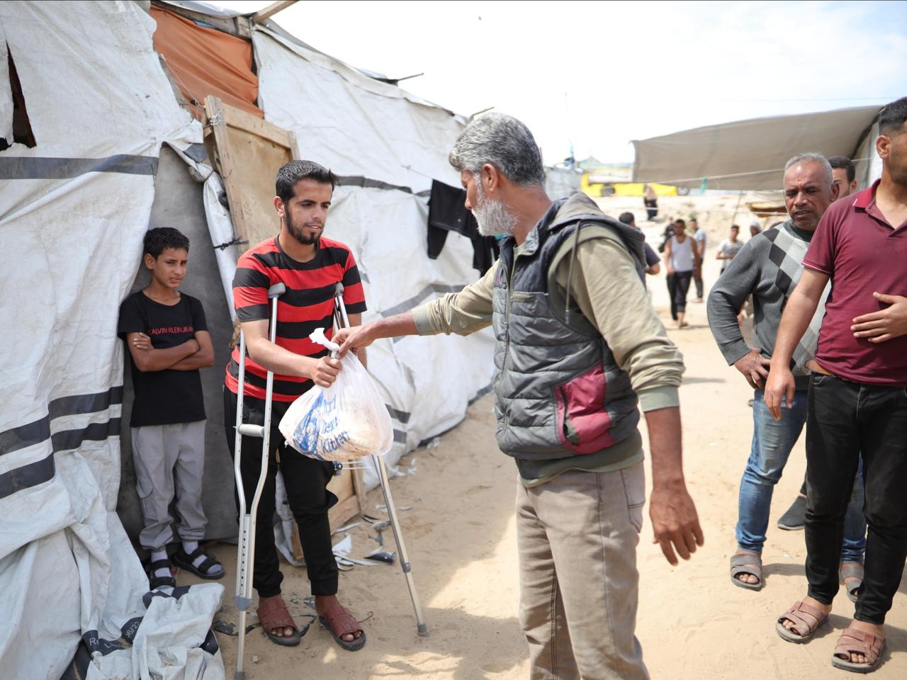 The Jordanian mobile bakery is one of the few in Gaza that remain operational. (Petra)