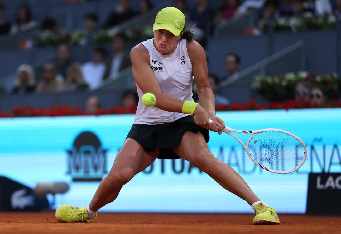 Poland’s Iga Swiatek returns the ball to Czech Republic’s Linda Noskova during their 2025 WTA Tour Madrid Open tennis tournament third round singles match at the Caja Magica in Madrid, on Apr. 26, 2025. (AFP)