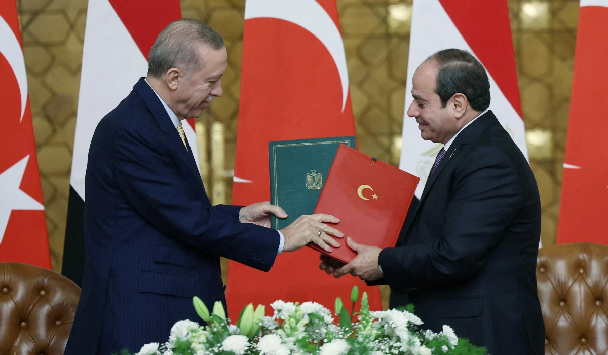 Turkey's President Tayyip Erdogan and Egypt's President Abdel Fattah Al-Sisi attend a signing ceremony in Cairo. (REUTERS)