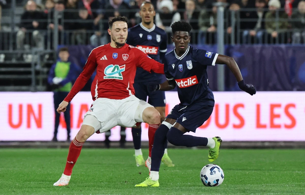 Dunkerque's Saudi midfielder #77 Muhanad Al-Saad (R) fights for the ball with Brest's Portuguese midfielder #26 Mathias Pereira Lage during the French Cup quarter final football match. (File/AFP)