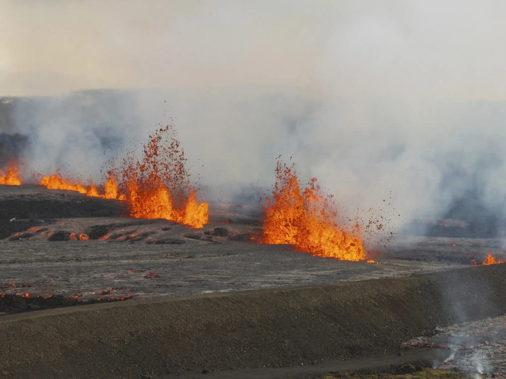 Volcano erupts in Iceland, triggering tourist evacuation