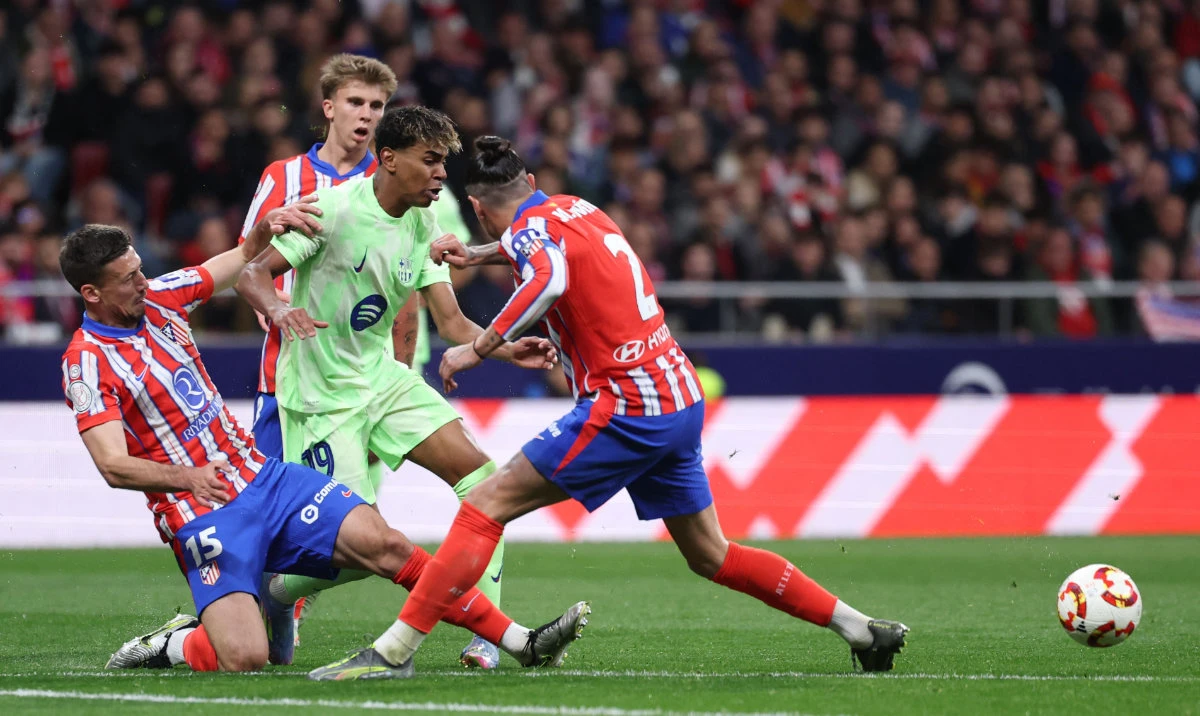 Atletico Madrid's French defender #15 Clement Lenglet and Atletico Madrid's Uruguayan defender #02 Jose Gimenez fight for the ball with Barcelona's Spanish forward #19 Lamine Yamal during the Spanish Copa del Rey (King's Cup) semi-final second leg football match between Club Atletico de Madrid and FC Barcelona at Metropolitano Stadium in Madrid on April 2, 2025. (AFP)