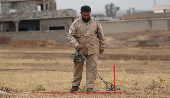 A member of the Mines Advisory Group (MAG) demining team searches for landmines in Khazer, Iraq, Dec. 1, 2016. (Reuters/File Photo)