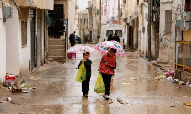 Palestinians children carry bottles of water amid disruption of water supply, in the aftermath of an Israeli raid, in Al-Faraa refugee camp near Tubas, in the Israeli-occupied West Bank, on February 12, 2025. (REUTERS/File)
