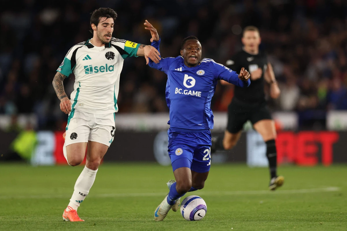 Newcastle United's Italian midfielder #08 Sandro Tonali (L) vies with Leicester City's Zambian striker #20 Patson Daka (R) during the English Premier League football match between Leicester City and Newcastle United at King Power Stadium in Leicester, central England on April 7, 2025. (AFP)