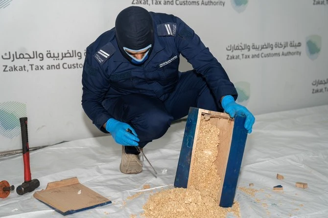 In Najran, the General Directorate of Narcotics Control arrested two citizens for selling amphetamine and referred them to the Public Prosecution. (File/SPA)