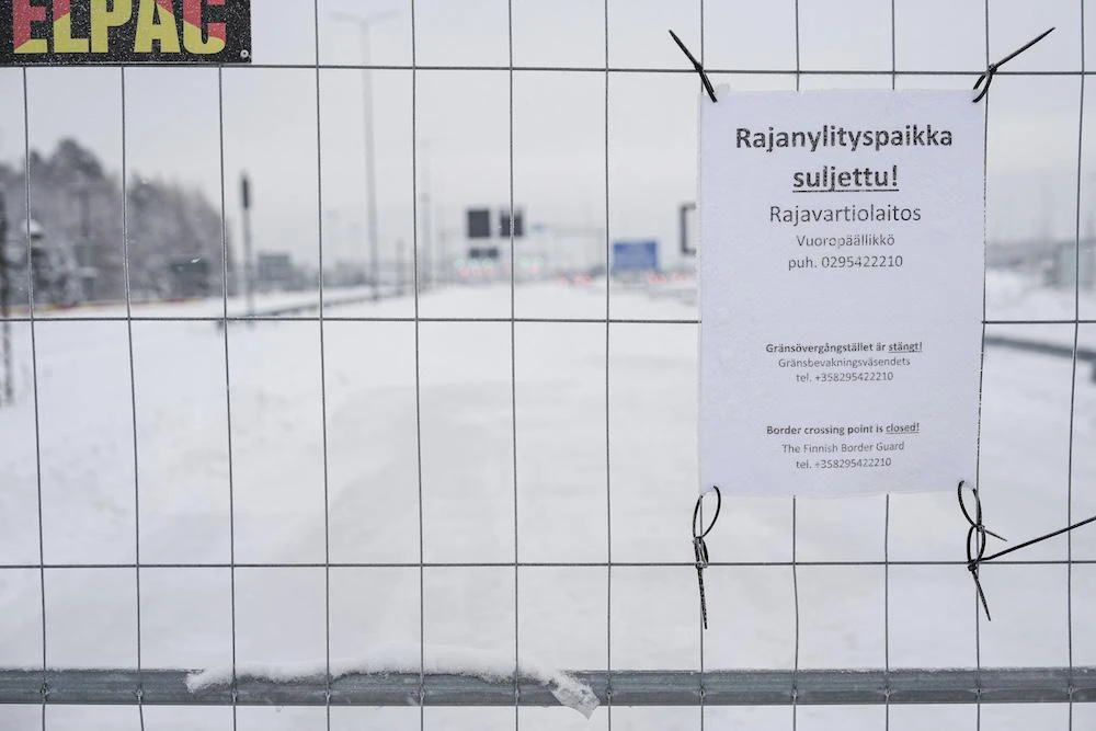 Above, a notice reading ‘Border crossing point is closed’ at the closed Vaalimaa border station between Finland and Russia on Dec. 7, 2023. (AFP file photo)
