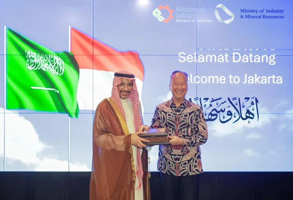 Saudi Industry and Mineral Resources Minister Bandar Al-Khorayef poses for a photo-op with Indonesia’s Industry Minister Agus Gumiwang Kartasasmita in Jakarta on April 16, 2025. (MIM)