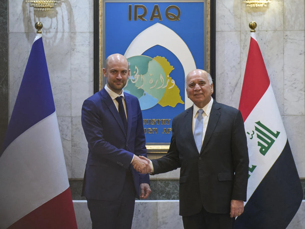 Iraqi Foreign Minister Fouad Hussein, right, shakes hands with French Foreign Minister Jean-Noel Barrot in Baghdad, Apr. 23, 2025. (AP)