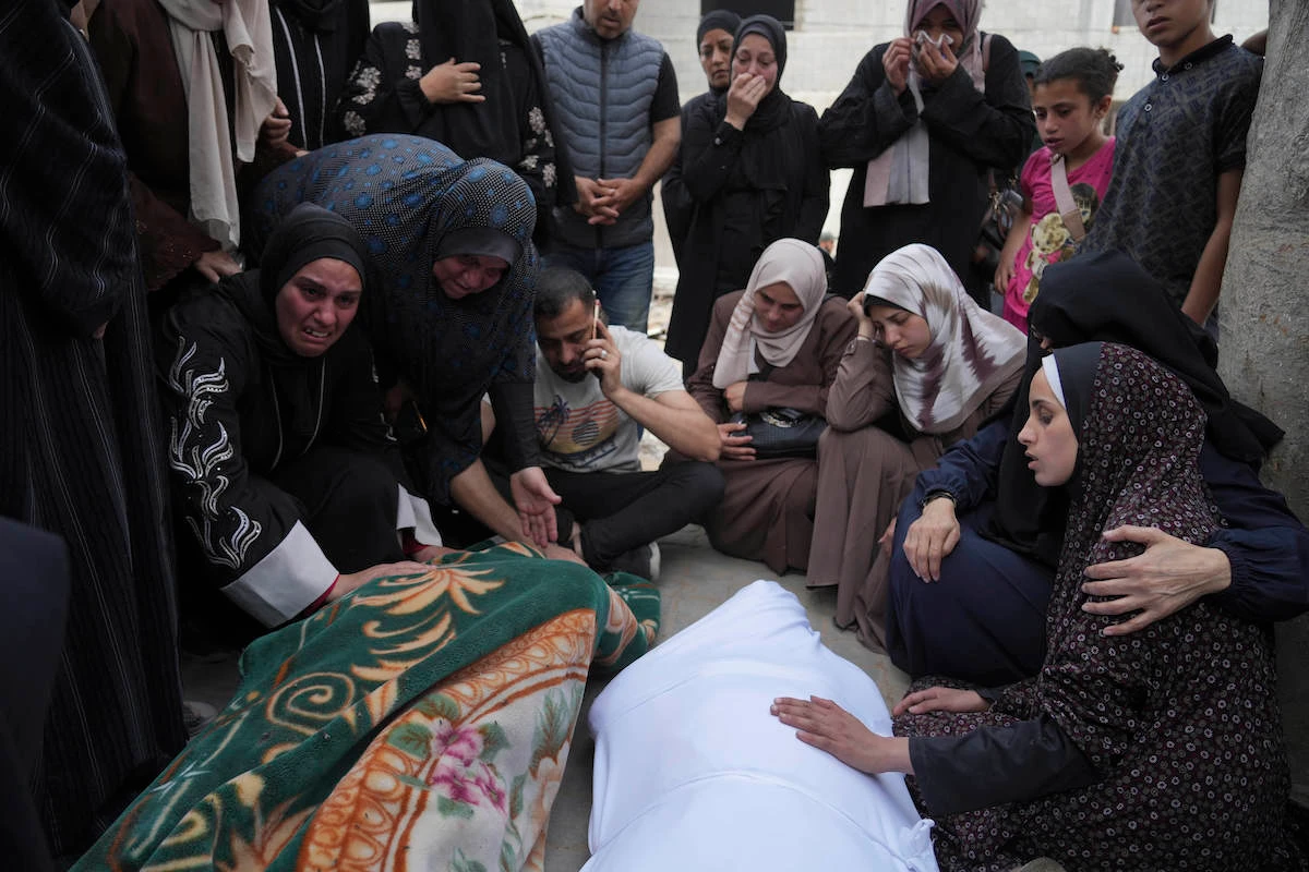 Palestinians bid farewell to their relatives who were killed in Israeli airstrikes early Wednesday on the Yaffa School, in Gaza City. (AP)