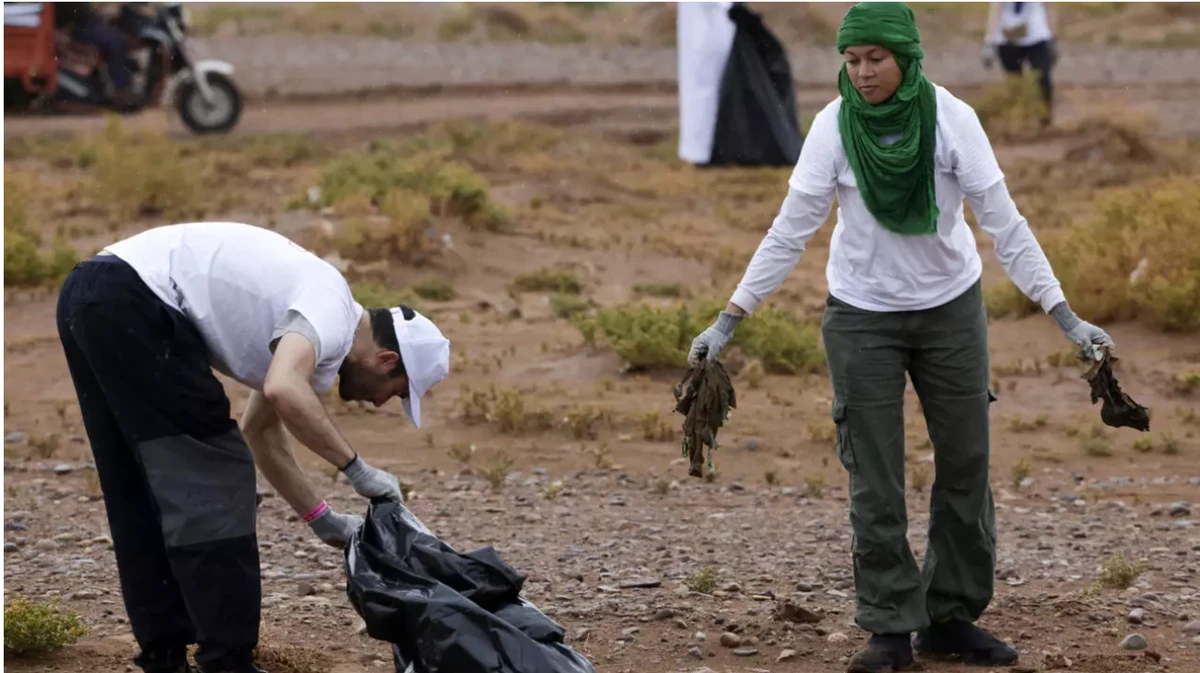 It may be the gateway to the vast Sahara desert, but that does not mean it's free of that modern scourge of the environment -- the rubbish humanity discards. (AFP)