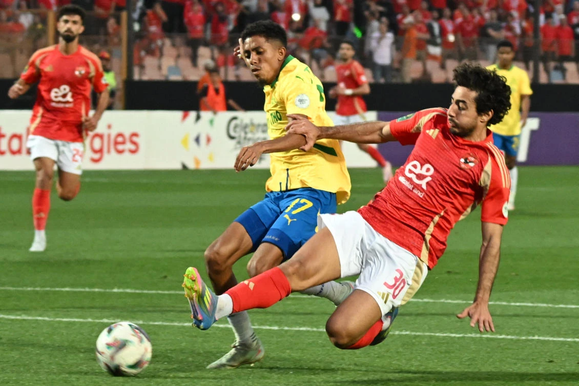 Ahly’s Egyptian defender Mohamed Hany fights for the ball with Sundowns’ South African forward Tashreeq Matthews during their second leg of the CAF Champions League match at the Cairo International Stadium on Apr. 25, 2025. (AFP)