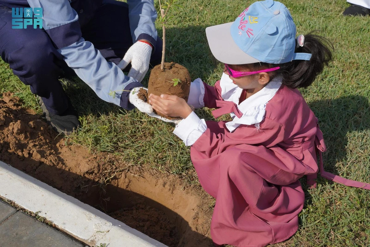 Jazan municipality in Samtah governorate planted 100 diverse seedlings in Hittin Garden during Environment Week. (SPA)