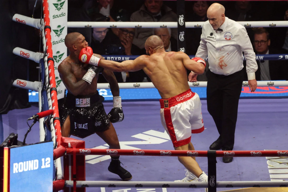Chris Eubank Jr. (R) throws a punch against Conor Benn during their middleweight boxing match at the Tottenham Hotspur stadium in London on April 26, 2025. (AFP)