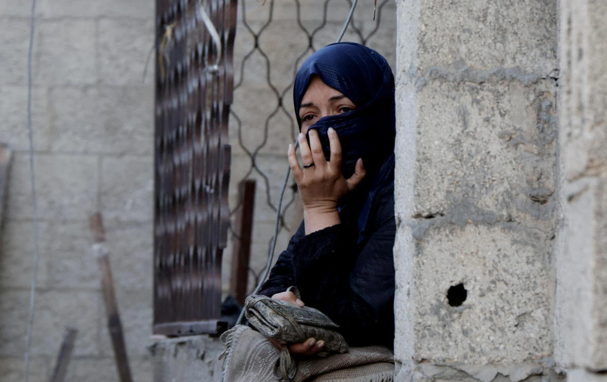 A Palestinian woman reacts as she looks on at the site of an Israeli strike on a house, in Khan Younis in the southern Gaza Strip April 28, 2025. (Reuters)